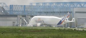 12-04-2005 GROOTSTE VRACHTVLIEGTUIG TER WERELD ROLT DE FABRIEK UIT IN TOULOUSE FRANKRIJK.
FOTO; ALBERT DEN ISEGER