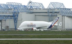 12-04-2005 GROOTSTE VRACHTVLIEGTUIG TER WERELD ROLT DE FABRIEK UIT IN TOULOUSE FRANKRIJK.
FOTO; ALBERT DEN ISEGER