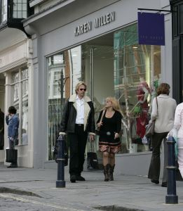 27-04-2005 SHOWBIZZ; ADAM CURRY EN PATRICIA PAAY ONTDEKT IN ENGELAND. Prive ontdekte Adam\'s familiy in een Engels dorp.
Foto: Albert den Iseger