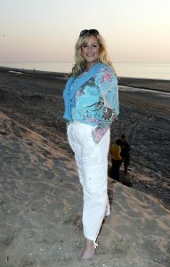 02-04-2005 SHOWBIZZ; OPENING BEACHCLUB VROEGER IN BLOEMENDAAL AAN ZEE. VELE BNers waren gekomen om met elkaar het seizoen te openen voor deze trendy club in Bloemendaal.
foto Albert den Iseger 