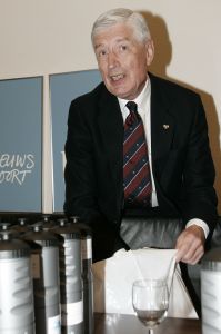 13-04-2005 SHOWBIZZ; DRIES VAN AGT SCHENKT BOEK AAN MEVR.KNETEMANN IN DE NIEUWSPOORT DEN HAAG.
FOTO; ALBERTDEN ISEGER
