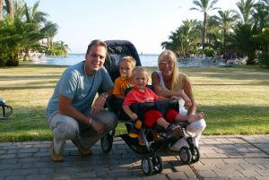 05-08-2004 SHOWBIZZ; Vakantie familie Bauer:Grand Canaria
FOTO: FRANS MARISKA MET ZOONS JAN EN CHRISTIAAN BAUER GENIETEN VAN HUN VAKANTIE
FOTO: ALBERT DEN ISEGER