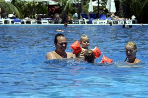 05-08-2004 SHOWBIZZ; Vakantie familie Bauer:Grand Canaria
FOTO: FRANS MARISKA MET ZOONS JAN EN CHRISTIAAN BAUER GENIETEN VAN HUN VAKANTIE
FOTO: ALBERT DEN ISEGER
