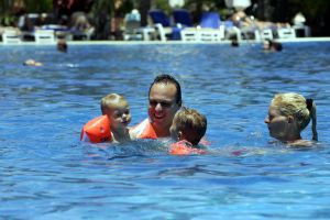 05-08-2004 SHOWBIZZ; Vakantie familie Bauer:Grand Canaria
FOTO: FRANS MARISKA MET ZOONS JAN EN CHRISTIAAN BAUER GENIETEN VAN HUN VAKANTIE
FOTO: ALBERT DEN ISEGER