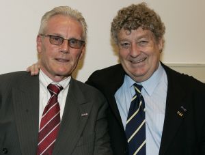 13-04-2005 SHOWBIZZ; DRIES VAN AGT SCHENKT BOEK AAN MEVR.KNETEMANN IN DE NIEUWSPOORT DEN HAAG.
FOTO; ALBERTDEN ISEGER