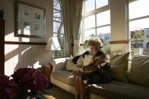 19-04-2005 SHOWBIZZ; MOEDER VAN BART DE GRAAF TREURT NOG ELKE DAG OM HET VERLIES VAN HAAR ZOON.
Marianne Poot de moeder van Bart de Graaf heeft het nog elka dag moeilijk met het grote verlies.
foto: Albert den Iseger