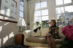 19-04-2005 SHOWBIZZ; MOEDER VAN BART DE GRAAF TREURT NOG ELKE DAG OM HET VERLIES VAN HAAR ZOON.
Marianne Poot de moeder van Bart de Graaf heeft het nog elka dag moeilijk met het grote verlies.
foto: Albert den Iseger