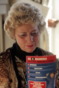 19-04-2005 SHOWBIZZ; MOEDER VAN BART DE GRAAF TREURT NOG ELKE DAG OM HET VERLIES VAN HAAR ZOON.
Marianne Poot de moeder van Bart de Graaf heeft het nog elka dag moeilijk met het grote verlies.
foto: Albert den Iseger
