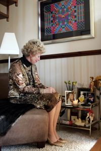 19-04-2005 SHOWBIZZ; MOEDER VAN BART DE GRAAF TREURT NOG ELKE DAG OM HET VERLIES VAN HAAR ZOON.
Marianne Poot de moeder van Bart de Graaf heeft het nog elka dag moeilijk met het grote verlies.
foto: Albert den Iseger