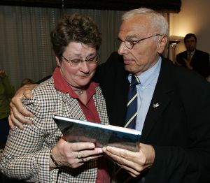 13-04-2005 SHOWBIZZ; DRIES VAN AGT SCHENKT BOEK AAN MEVR.KNETEMANN IN DE NIEUWSPOORT DEN HAAG.
FOTO; ALBERTDEN ISEGER