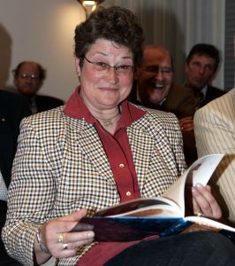 13-04-2005 SHOWBIZZ; DRIES VAN AGT SCHENKT BOEK AAN MEVR.KNETEMANN IN DE NIEUWSPOORT DEN HAAG.
FOTO; ALBERTDEN ISEGER
