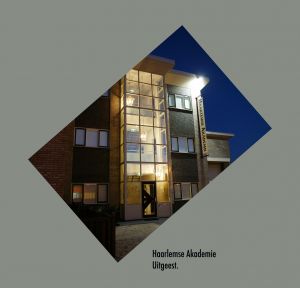 09-04-2005 ARCHITECTUUR;HAARLEMSE AKADEMIE TE UITGEEST. interieur foto\'s en gebouw. Haarlemse Akademie is een opleidings-instituut voor uiterlijke verzorging.
FOTO; ALBERT DEN ISEGER