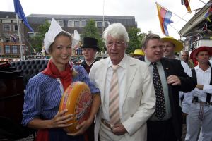 12-06-2004  SHOWBIZZ; Rudi Carrell op de kaasmarkt:Alkmaar
FOTO: ALBERT DEN ISEGER
