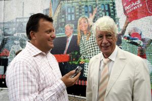 12-06-2004  SHOWBIZZ; Rudi Carrell op de kaasmarkt:Alkmaar
FOTO: Rudi Carrell bij het Panorame van het jubileum in Alkmaar
FOTO: ALBERT DEN ISEGER