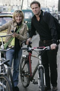 08-04-2005 SHOWBIZZ; ZWANGERE YVONNE JASPERS EN PIETER BEUKERING FIETSENHEERLIJK DOOR  AMSTERDAM
FOTO; ALBERT DEN ISEGER