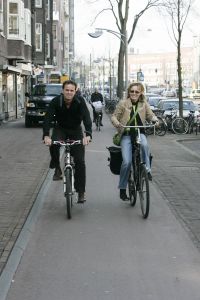 08-04-2005 SHOWBIZZ; ZWANGERE YVONNE JASPERS EN PIETER BEUKERING FIETSENHEERLIJK DOOR  AMSTERDAM
FOTO; ALBERT DEN ISEGER