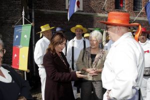28-05-2004 SHOWBIZZ; Angela Groothuizen opent de Kaasmarkt in Alkmaar
FOTO: ALBERT DEN ISEGER
