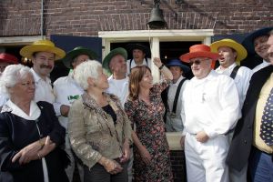 28-05-2004 SHOWBIZZ; Angela Groothuizen opent de Kaasmarkt in Alkmaar
FOTO: ALBERT DEN ISEGER