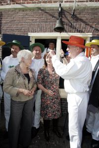 28-05-2004 SHOWBIZZ; Angela Groothuizen opent de Kaasmarkt in Alkmaar
FOTO: ALBERT DEN ISEGER