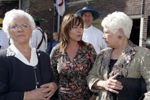 28-05-2004 SHOWBIZZ; Angela Groothuizen opent de Kaasmarkt in Alkmaar
FOTO: ALBERT DEN ISEGER