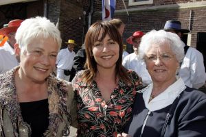 28-05-2004 SHOWBIZZ; Angela Groothuizen opent de Kaasmarkt in Alkmaar
FOTO: ALBERT DEN ISEGER