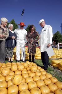 28-05-2004 SHOWBIZZ; Angela Groothuizen opent de Kaasmarkt in Alkmaar
FOTO: ALBERT DEN ISEGER
