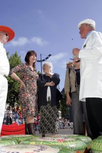 28-05-2004 SHOWBIZZ; Angela Groothuizen opent de Kaasmarkt in Alkmaar
FOTO: ALBERT DEN ISEGER