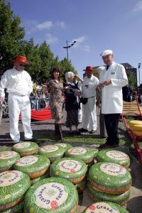 28-05-2004 SHOWBIZZ; Angela Groothuizen opent de Kaasmarkt in Alkmaar
FOTO: ALBERT DEN ISEGER