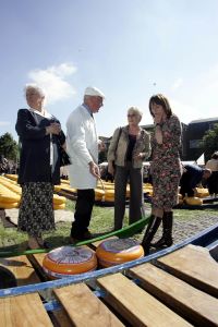 28-05-2004 SHOWBIZZ; Angela Groothuizen opent de Kaasmarkt in Alkmaar
FOTO: ALBERT DEN ISEGER