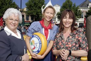 28-05-2004 SHOWBIZZ; Angela Groothuizen opent de Kaasmarkt in Alkmaar
FOTO: ALBERT DEN ISEGER