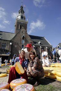 28-05-2004 SHOWBIZZ; Angela Groothuizen opent de Kaasmarkt in Alkmaar
FOTO: ALBERT DEN ISEGER