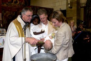 30-06-2004 SHOWBIZZ; Bij de Doop van Emma en Oliver de kleinkinderen van Henny en Lia Huisman. Kinderen van Henny\'s dochter Nikki en Frank.
FOTO: ALBERT DEN ISEGE