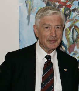 13-04-2005 SHOWBIZZ; DRIES VAN AGT SCHENKT BOEK AAN MEVR.KNETEMANN IN DE NIEUWSPOORT DEN HAAG.
FOTO; ALBERTDEN ISEGER