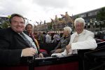 12-06-2004  SHOWBIZZ; Rudi Carrell op de kaasmarkt:Alkmaar
FOTO: ALBERT DEN ISEGER