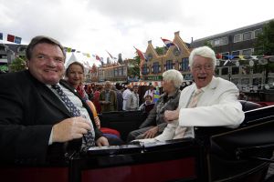 12-06-2004  SHOWBIZZ; Rudi Carrell op de kaasmarkt:Alkmaar
FOTO: ALBERT DEN ISEGER