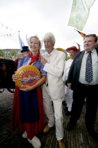 12-06-2004  SHOWBIZZ; Rudi Carrell op de kaasmarkt:Alkmaar
FOTO: ALBERT DEN ISEGER