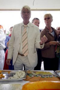 12-06-2004  SHOWBIZZ; Rudi Carrell op de kaasmarkt:Alkmaar
FOTO: ALBERT DEN ISEGER