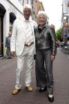 12-06-2004  SHOWBIZZ; Rudi Carrell op de kaasmarkt:Alkmaar
FOTO: Rudi Carrell samen met de burgemeester van ALkmaar
FOTO: ALBERT DEN ISEGER