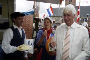 12-06-2004  SHOWBIZZ; Rudi Carrell op de kaasmarkt:Alkmaar
FOTO: ALBERT DEN ISEGER
