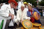 12-06-2004  SHOWBIZZ; Rudi Carrell op de kaasmarkt:Alkmaar
FOTO: ALBERT DEN ISEGER