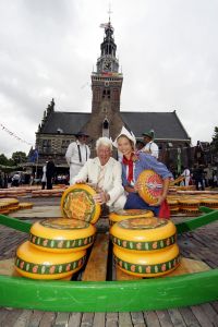 12-06-2004  SHOWBIZZ; Rudi Carrell op de kaasmarkt:Alkmaar
FOTO: ALBERT DEN ISEGER
