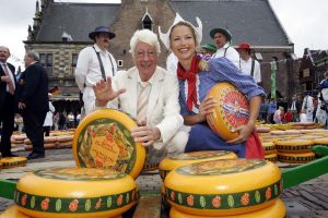 12-06-2004  SHOWBIZZ; Rudi Carrell op de kaasmarkt:Alkmaar
FOTO: ALBERT DEN ISEGER