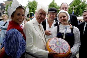 12-06-2004  SHOWBIZZ; Rudi Carrell op de kaasmarkt:Alkmaar
FOTO: ALBERT DEN ISEGER