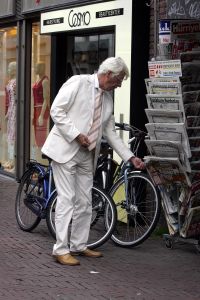 12-06-2004  SHOWBIZZ; Rudi Carrell op de kaasmarkt:Alkmaar
FOTO: ALBERT DEN ISEGER