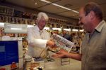 12-06-2004  SHOWBIZZ; Rudi Carrell op de kaasmarkt:Alkmaar
FOTO: ALBERT DEN ISEGER