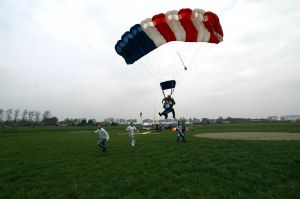 26-04-2006 SHOWBIZZ; NICK EN SIMON PRESENTEREN IN VRIJE VAL HUN NIEUWE CD OP 3 KM HOOGTE. Op airport Zestien Hoven te Rotterdam presenteerde Nick en Simon tijdens een vrije val van 3 kilometer hoogte hun nieuwe cd. Een ongelovelijke ervaring om op die hoogte een cd te presenteren en dan voor Talpa Tv  en fotograaf ook nog leuk te kunnen zijn terwijl er zoveel gebeurt op die hoogte. Al met al een te gekke ervaring en zeker niet onze laatste sprong, was hun commentaar.
foto; Albert den Iseger.