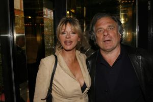 12-04-2006 SHOWBIZZ; JOOP BRAAKHEKKE VIERT ZIJN 65ste VERJAARDAG. Gisteravond was het feest in de Le Garage van Joop en zijn Team. Vele bekenden kwamen opdraven met kado\'s, bloemen of een goed gevulde envelope. Iedereen was uitgenodigd om heerlijk te blijven eten en de drank vloeide dan ook meer rijkelijk. Er was zelf een mini concert van Rita Reys waarvan als vanouds de vonken vanaf spatten. Joop is bezig met een nieuw en luxe kookprogramma die heel waarschijnelijk word uitgezonden door Talpa. Deze productie is geheel in handen van Rick Engelkes producties. Of het nu Connie Palmen was of Babette Cremer, Jan de Bouvrie of Henk van der Meijden, Eddy de Kroes of Catherine Keijl was, iedereen had een fantastiche avond. Iedereen weet weer waar de Le Garage is en dat Joop 65 is geworden, dat mag duidelijk zijn na zo\'n feest.