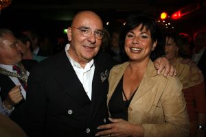 12-04-2006 SHOWBIZZ; JOOP BRAAKHEKKE VIERT ZIJN 65ste VERJAARDAG. Gisteravond was het feest in de Le Garage van Joop en zijn Team. Vele bekenden kwamen opdraven met kado\'s, bloemen of een goed gevulde envelope. Iedereen was uitgenodigd om heerlijk te blijven eten en de drank vloeide dan ook meer rijkelijk. Er was zelf een mini concert van Rita Reys waarvan als vanouds de vonken vanaf spatten. Joop is bezig met een nieuw en luxe kookprogramma die heel waarschijnelijk word uitgezonden door Talpa. Deze productie is geheel in handen van Rick Engelkes producties. Of het nu Connie Palmen was of Babette Cremer, Jan de Bouvrie of Henk van der Meijden, Eddy de Kroes of Catherine Keijl was,  iedereen had een fantastiche avond. Iedereen weet weer waar de Le Garage is en dat Joop 65 is geworden, dat mag duidelijk zijn na zo\'n feest.