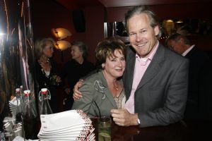 12-04-2006 SHOWBIZZ; JOOP BRAAKHEKKE VIERT ZIJN 65ste VERJAARDAG. Gisteravond was het feest in de Le Garage van Joop en zijn Team. Vele bekenden kwamen opdraven met kado\'s, bloemen of een goed gevulde envelope. Iedereen was uitgenodigd om heerlijk te blijven eten en de drank vloeide dan ook meer rijkelijk. Er was zelf een mini concert van Rita Reys waarvan als vanouds de vonken vanaf spatten. Joop is bezig met een nieuw en luxe kookprogramma die heel waarschijnelijk word uitgezonden door Talpa. Deze productie is geheel in handen van Rick Engelkes producties. Of het nu Connie Palmen was of Babette Cremer, Jan de Bouvrie of Henk van der Meijden, Eddy de Kroes of Catherine Keijl was,  iedereen had een fantastiche avond. Iedereen weet weer waar de Le Garage is en dat Joop 65 is geworden, dat mag duidelijk zijn na zo\'n feest.