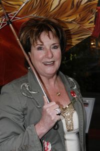 12-04-2006 SHOWBIZZ; JOOP BRAAKHEKKE VIERT ZIJN 65ste VERJAARDAG. Gisteravond was het feest in de Le Garage van Joop en zijn Team. Vele bekenden kwamen opdraven met kado\'s, bloemen of een goed gevulde envelope. Iedereen was uitgenodigd om heerlijk te blijven eten en de drank vloeide dan ook meer rijkelijk. Er was zelf een mini concert van Rita Reys waarvan als vanouds de vonken vanaf spatten. Joop is bezig met een nieuw en luxe kookprogramma die heel waarschijnelijk word uitgezonden door Talpa. Deze productie is geheel in handen van Rick Engelkes producties. Of het nu Connie Palmen was of Babette Cremer, Jan de Bouvrie of Henk van der Meijden, Eddy de Kroes of Catherine Keijl was, iedereen had een fantastiche avond. Iedereen weet weer waar de Le Garage is en dat Joop 65 is geworden, dat mag duidelijk zijn na zo\'n feest.